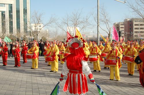 酒泉市2011年元宵節社火匯演期間，部分社火隊來公司拜年