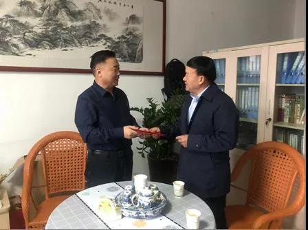 敦煌種業領導看望慰問公司老干部、老黨員及困難黨員職工