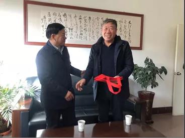 敦煌種業領導看望慰問公司老干部、老黨員及困難黨員職工