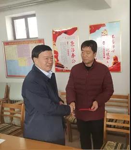 敦煌種業領導看望慰問公司老干部、老黨員及困難黨員職工